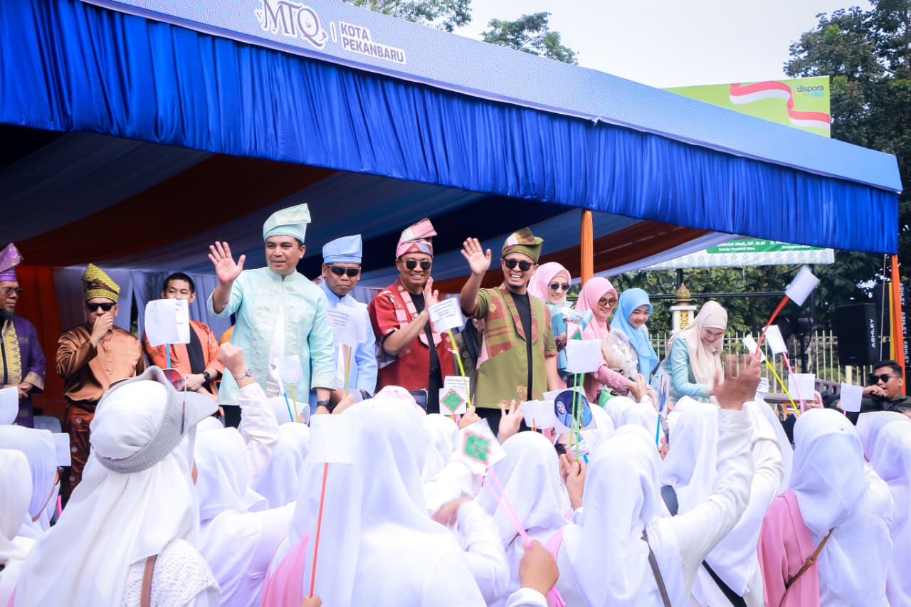 Hujan Tak Surutkan Antusiasme, Wali Kota Agung Rela Basah Kuyup Demi Rakyat dan MTQ ke-57 Pekanbaru