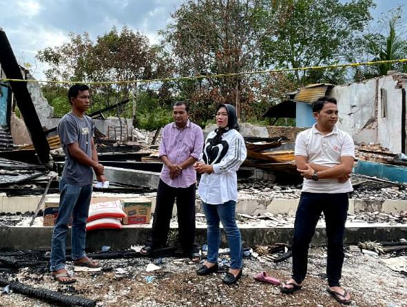 Haswinda Santuni Langsung Marzuki Pasca Kebakaran